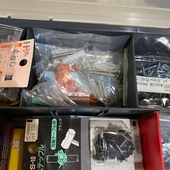 色々なネジ、クギが入った工具箱の画像