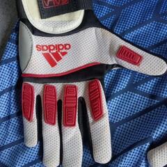 アディダスフットサルグローブサラとアディダスシャツの画像