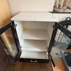 ガラス戸付きキャビネットの画像