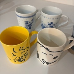 木の食器やマグカップなどの画像