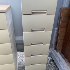 プラスチック収納家具２つの画像