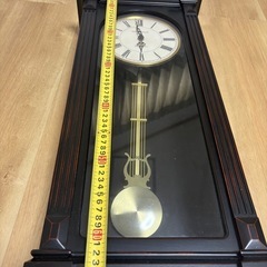 【ジャンク】 Howard Miller壁掛け時計、堅木、チェリーボルドーの画像