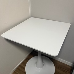 カフェテーブルの画像