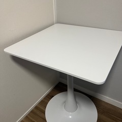 カフェテーブルの画像