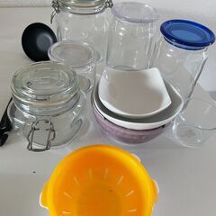 【キッチン用品まとめ売り】ガラス保存容器、ボウル、ざる、鍋、マグカップ、コップなどの画像
