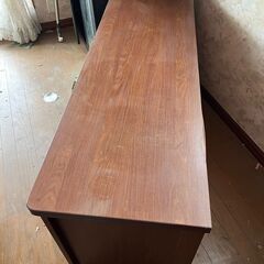 【無償でお譲りします】木製キャビネット（ガラス扉付）の画像