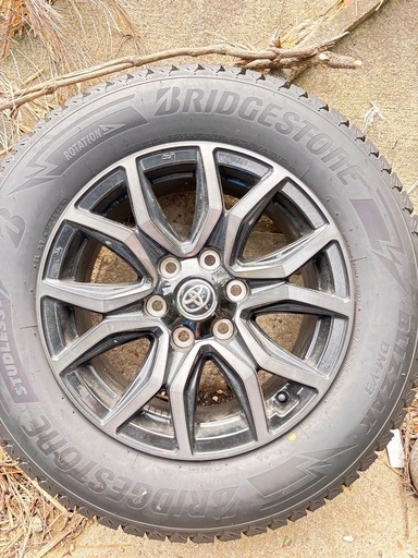 ハイラックスGRホイール、BSスタッドレス