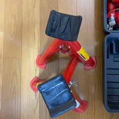 油圧ジャッキ、トルクレンチ、馬、タイヤ交換用工具の画像