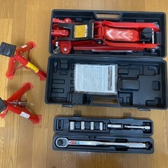 油圧ジャッキ、トルクレンチ、馬、タイヤ交換用工具の画像