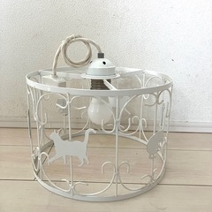 猫のシェードランプの画像