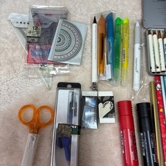 子どもたちに、書き方鉛筆、はさみ、コンパスなど文房具セットたくそんの画像