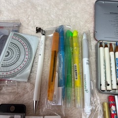 子どもたちに、書き方鉛筆、はさみ、コンパスなど文房具セットたくそんの画像