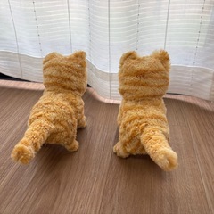 2匹！シッポをフリフリ！歩くネコのぬいぐるみの画像