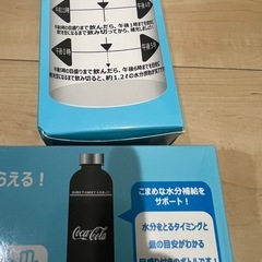 水筒とクールタオルの画像
