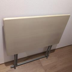 折りたたみテーブルの画像
