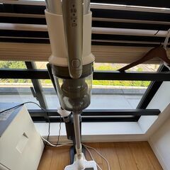 コードレス掃除機／スティッククリーナー（アイリスオーヤマ）静電モップ・スタンド付きの画像