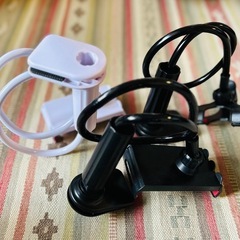 美品⭐︎多機能スマホホルダー3つセット　調整可能なクランプ付　ベッドサイド＆デスク用スタンド　滑り止めスポンジパッド付きで撮影にも最適の画像