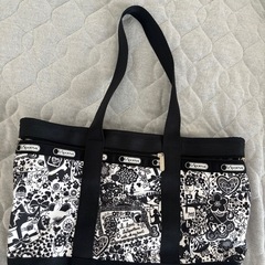 LeSportsac トートバッグ 黒と白のパターンの画像