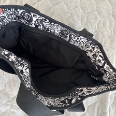 LeSportsac トートバッグ 黒と白のパターンの画像