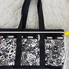 LeSportsac トートバッグ 黒と白のパターンの画像