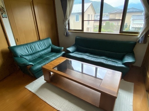 コーヒーテーブル、3人掛けソファー、2人掛けソファーセット。