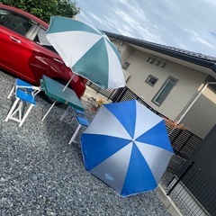 テーブルとパラソルの画像