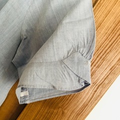 ライトブルー 半袖シャツ バックボタン付きの画像