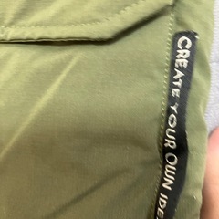 DILASHカーキのジャンパーの画像