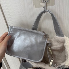 【新品未使用タグ付き】SAVOY 花柄ビジューもこもこハンドバッグ ポーチ付きの画像