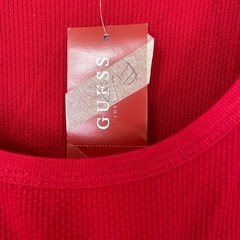 Guess 赤 スパンコール付き長袖Tシャツ Sサイズ 未使用タグ付の画像