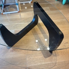三角のガラステーブルの画像