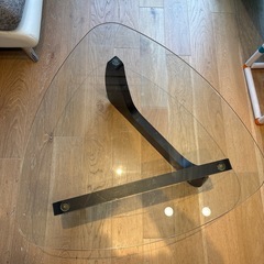 三角のガラステーブルの画像
