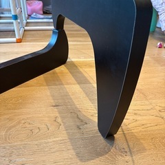 三角のガラステーブルの画像