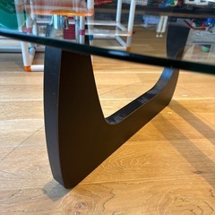 三角のガラステーブルの画像