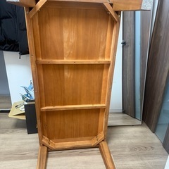 木製テーブルの画像