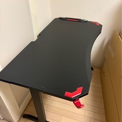 ゲーミングデスクの画像