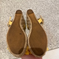 黄色いサンダル 23cmの画像