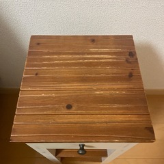 引き出し付きサイドテーブルの画像
