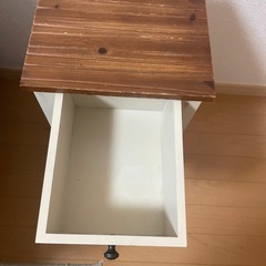 引き出し付きサイドテーブルの画像