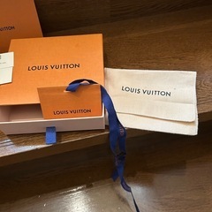 LOUIS VUITTON空箱と紙袋の画像