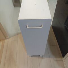 キャスター付き収納棚の画像
