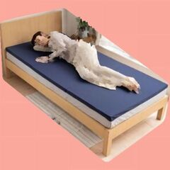 【新品＆袋入り】97×200cm⭐日本製⭐工場直送⭐国内産メーカー⭐会社の倉庫整理⭐長持ち設計⭐厚み3.0〜4.0cmなのに1枚でもOK⭐底付き感ありません⭐普通は、他社が加工して、タグをつけて販売するので、中間手数料が上乗せされますね(*^^*)こちらは、工場からそのままの状態のため、お安く出品しています🥰倉庫分のみです🤗💕1枚でも、底付き感なく、長持ちしますよ☺️✨ずっしり安定でヘタらないマットレス⭐普通の良くある安い軽いマットレスとは違います⭐三つ折りマットレスです⭐1枚でも底付き感少ない♪の画像