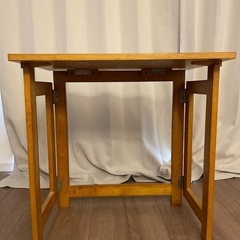 折りたたみ机の画像