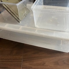 無料 ニトリの落ちる机＆アクリル水槽＆収納ボックスの画像