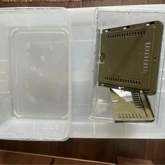 無料 ニトリの落ちる机＆アクリル水槽＆収納ボックスの画像