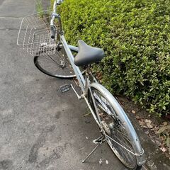 自転車　No.386　シルバー　26インチ　内装3段切替　オートライト　※前輪振れあり　【リサイクルショップどりーむ天保山】の画像