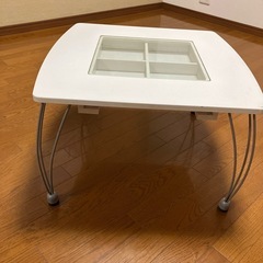 白テーブルの画像