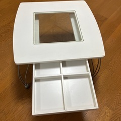 白テーブルの画像