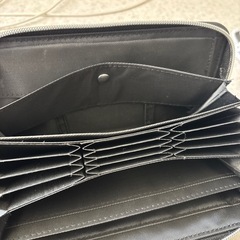 レシートと小銭が分けられる長財布の画像