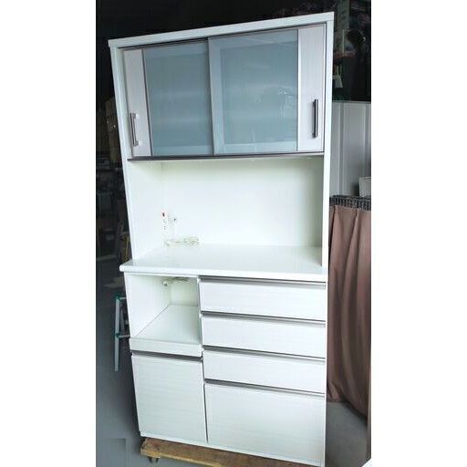 セール中につき、通常特価38,478円より20％引きの30,782円!　ニトリ キッチンボード モデル ポスティア 100KB 幅100.5cm 奥行き50cm 高さ205.5cm レンジボード 食器棚 ホワイト 上下コンセント付き　2ドア　スライドドア